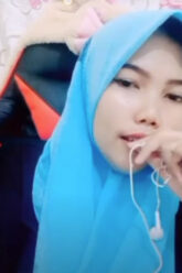 Gadis Hijab Biru Omek Sampai Basah